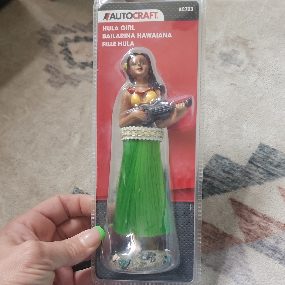 Hula Girl Dashboard Figurine in Green Skirt